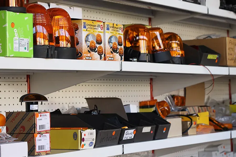 Rayonnage du magasin garni de gyrophares, d'éclairages et de pièces électriques